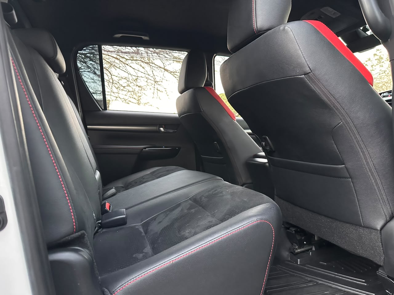 TOYOTA HILUX DOUBLE CABIN thumbnail 6